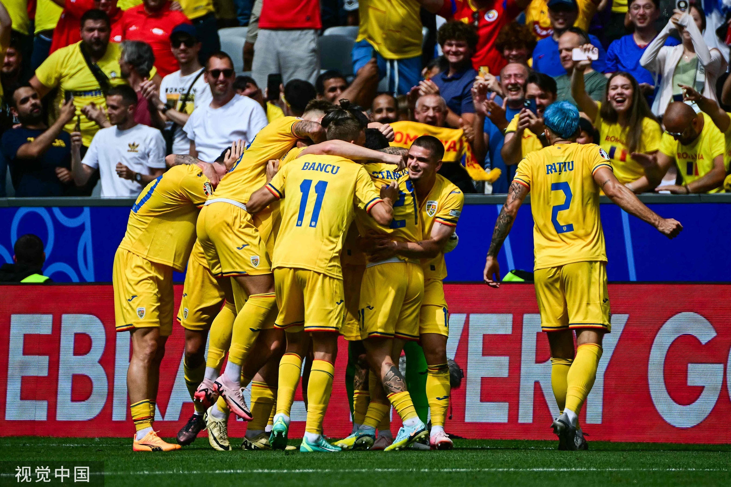 欧洲各国足球队斗志昂扬,力争胜利晋级淘汰赛 欧洲各国足球队斗志昂扬,力争胜利晋级淘汰赛