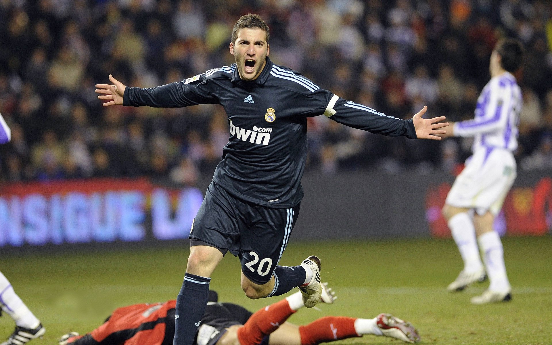 武切维奇统治级表现引爆赛场，广东队团队篮球完美击溃火箭